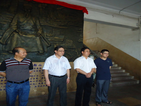 伟德国际1946院长黄昕教授（右二）致辞