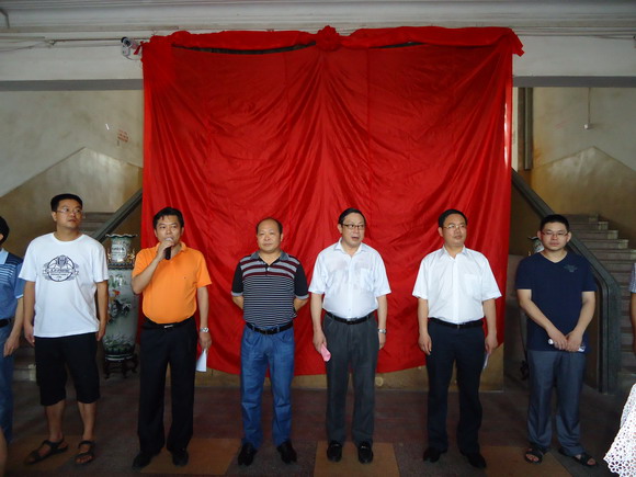 伟德国际1946党委书记龙志坚教授（左二）主持仪式