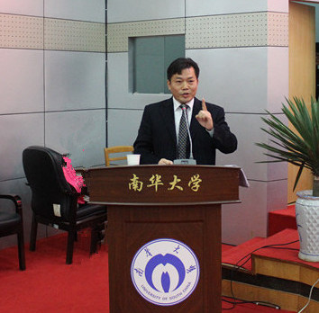 图为伟德国际1946党委书记龙志坚老师在大会上发表重要讲话。