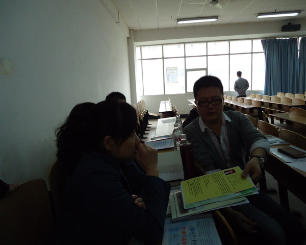 用人单位面试官正在审查我院学生简历