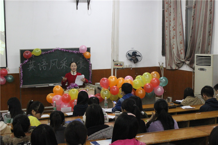 外国语学院彭娟老师对选手进行点评